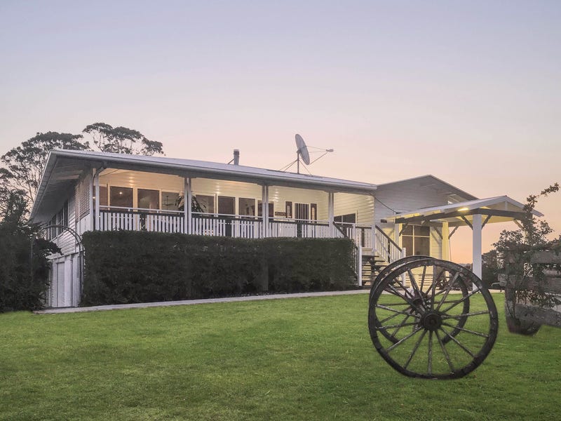 Beautifully restored Queenslander on 40 14