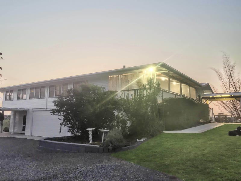 Beautifully restored Queenslander on 40 15