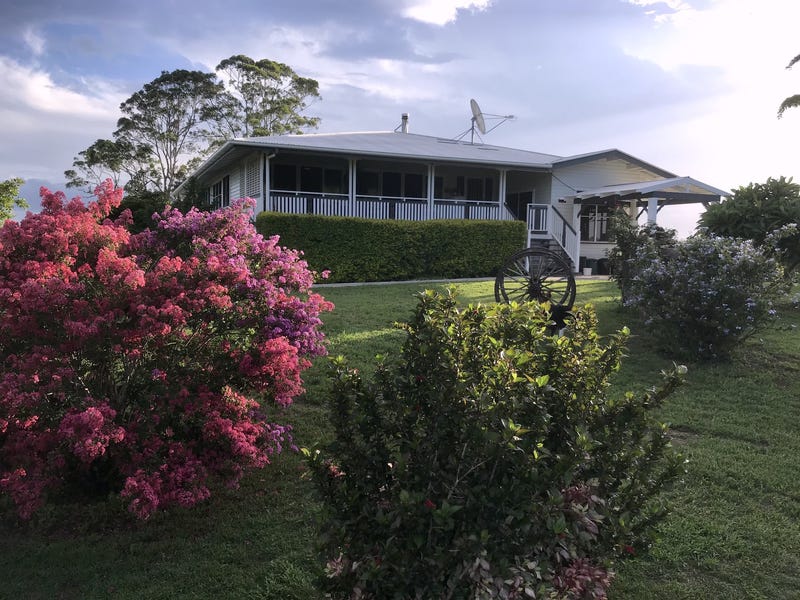 Beautifully restored Queenslander on 40 16