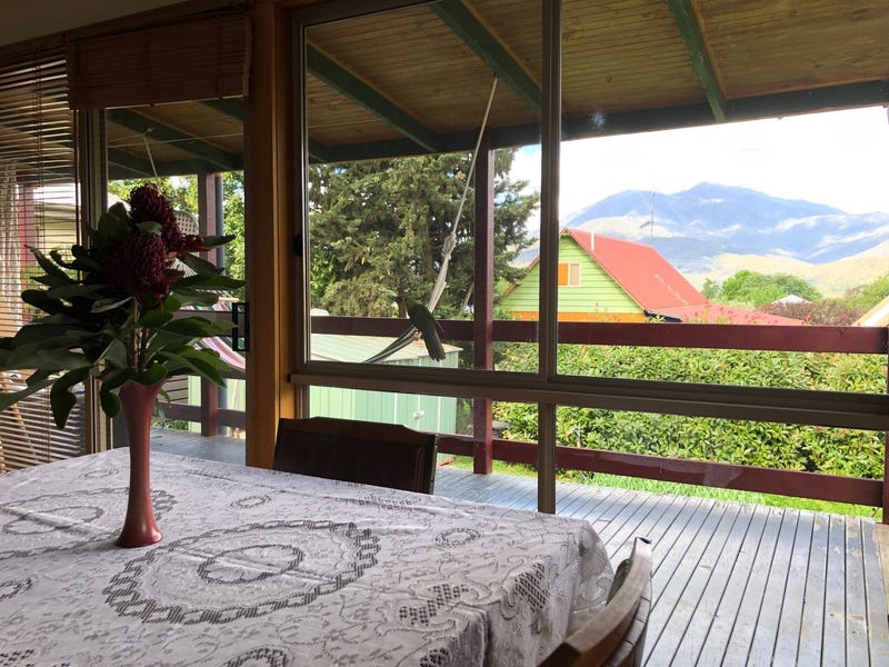 Lovely 3 bedroom weatherboard house with views to Mt Bogong