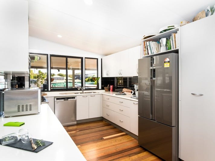 Fully Renovated House close to 11