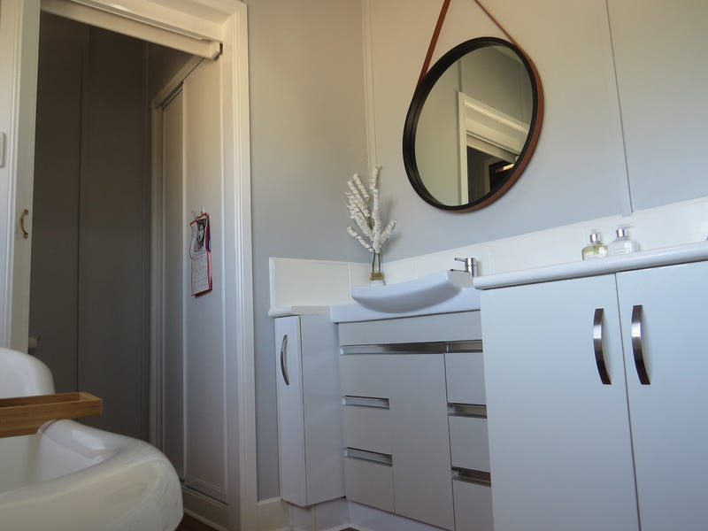 Fully Renovated House close to 15