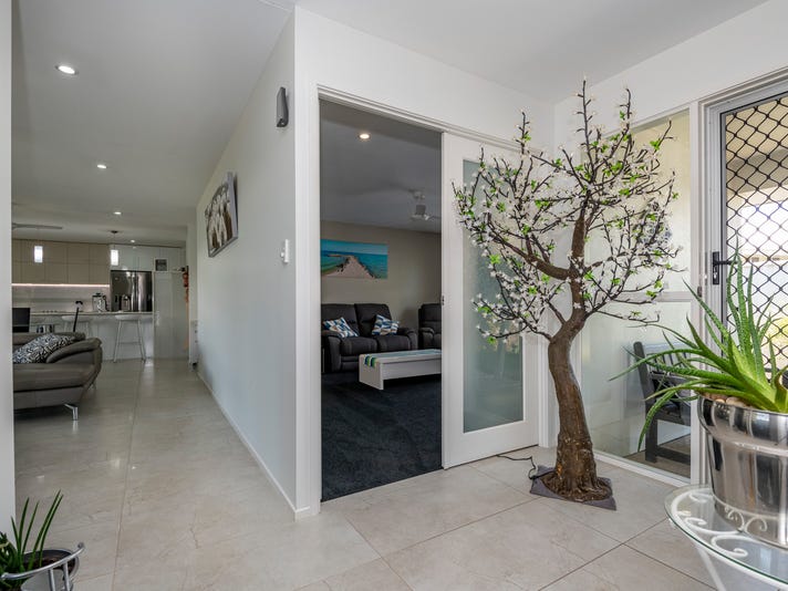 Gorgeous Home, Pool, Sheds and 2