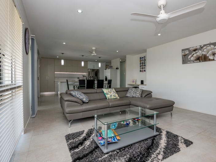 Gorgeous Home, Pool, Sheds and 5