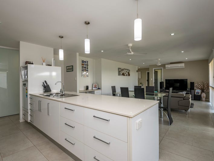 Gorgeous Home, Pool, Sheds and 8