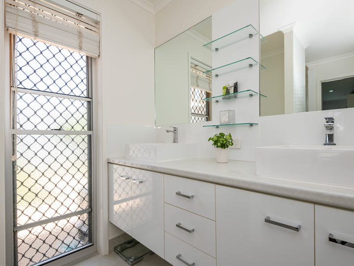 Gorgeous Home, Pool, Sheds and 18