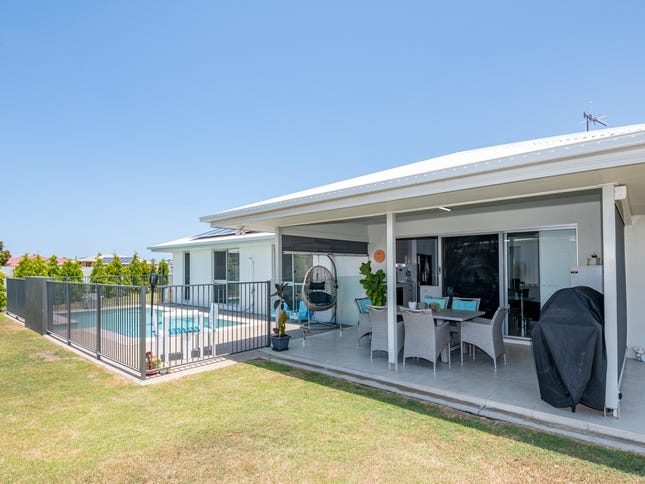 Gorgeous Home, Pool, Sheds and 20