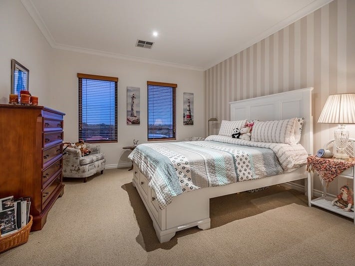 Executive home in world class 8