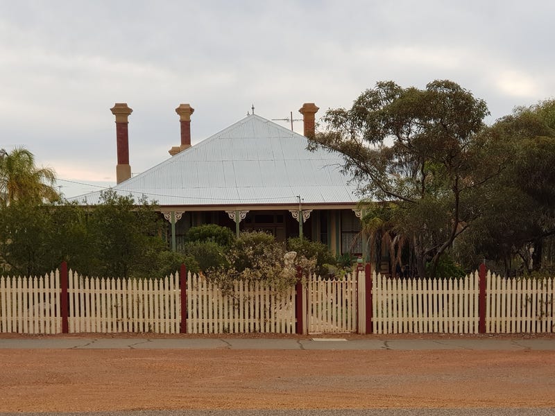 GOLDFIELDS GRANDEUR on large block of land