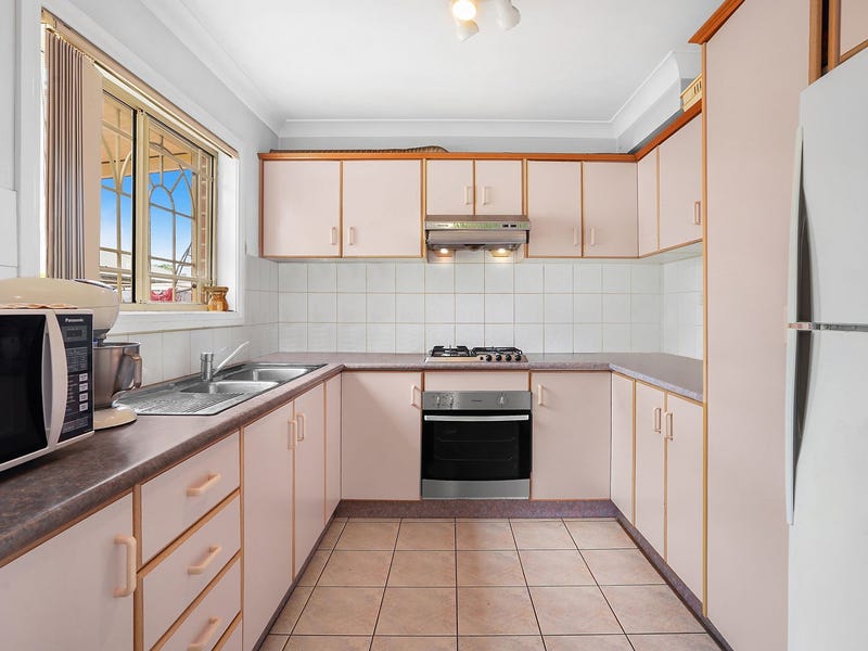 Spacious Townhouse in Great Location 2