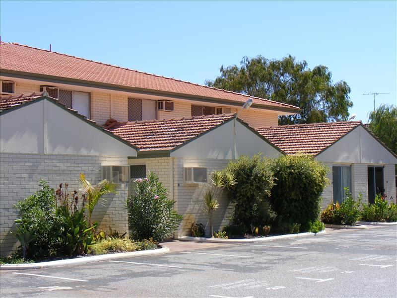 GREAT VALUE & PRIME LOCATION 9