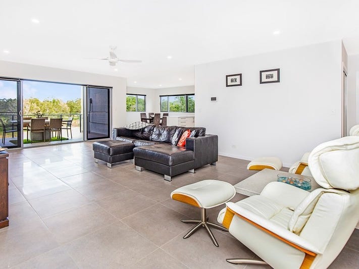 Coastal living in spacious apartment 250m to the beach with all the extra’s