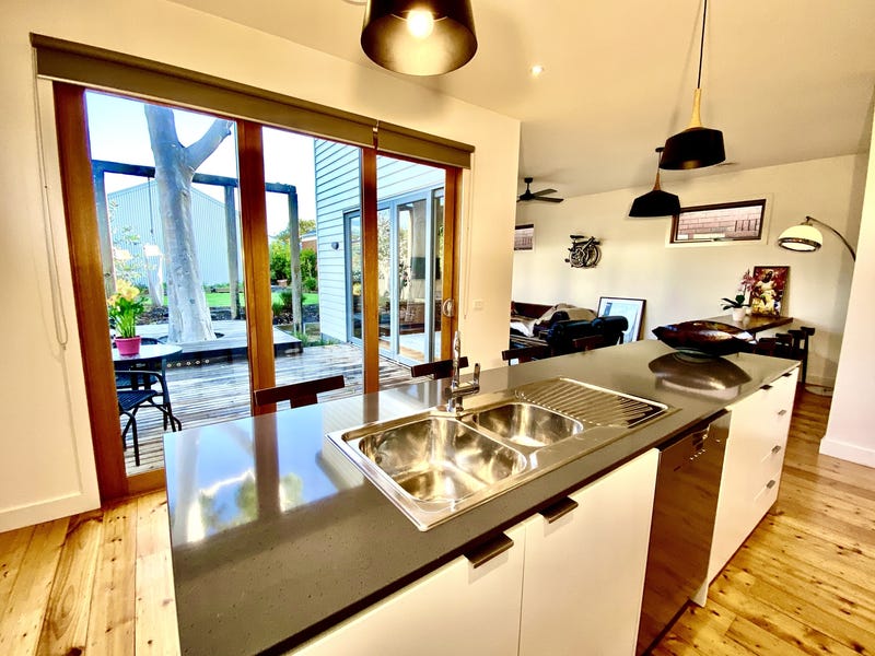 Modern lifestyle in superb location 5