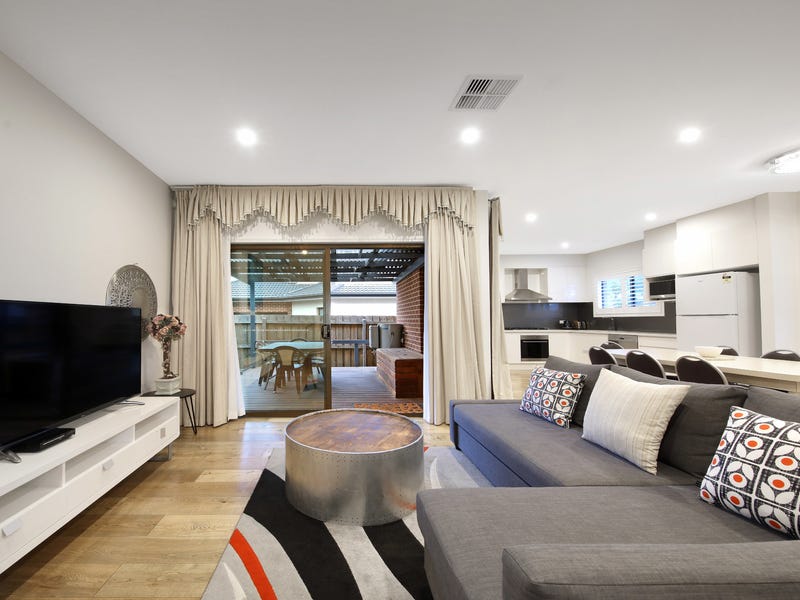 Luxury living in ideal position 2