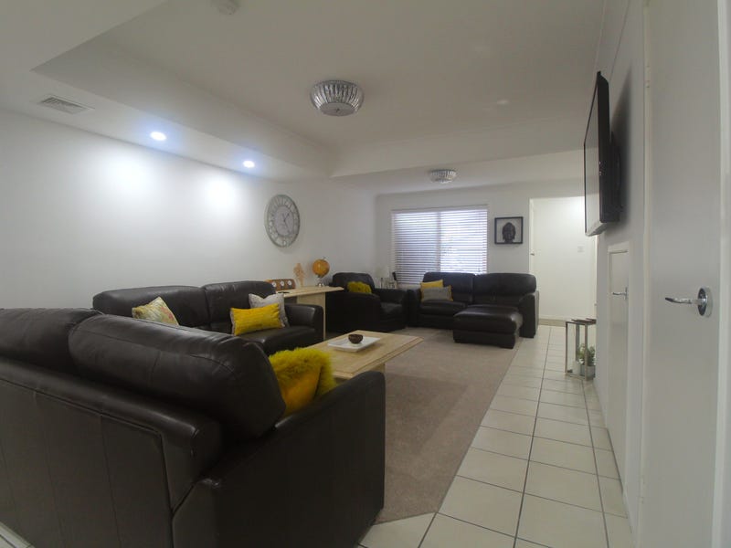 Newly renovated townhouse, 800m to 3