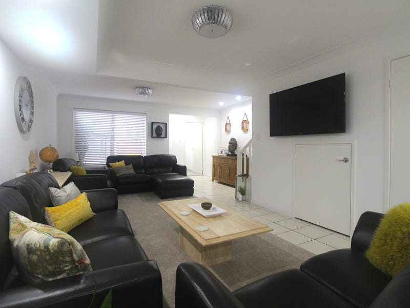 Newly renovated townhouse, 800m to 4