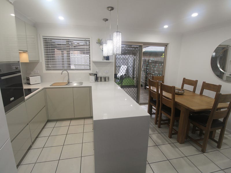 Newly renovated townhouse, 800m to 5