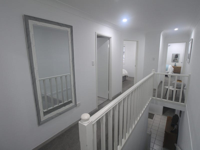 Newly renovated townhouse, 800m to 9