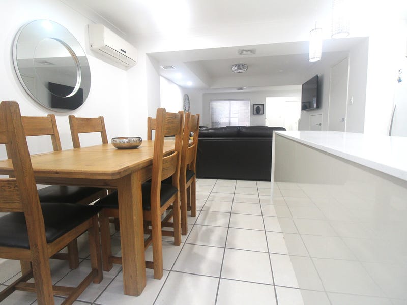 Newly renovated townhouse, 800m to 19