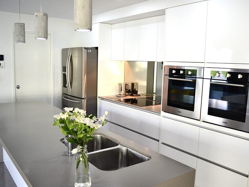 STYLISH MODERN HOME IDEAL LOCATION