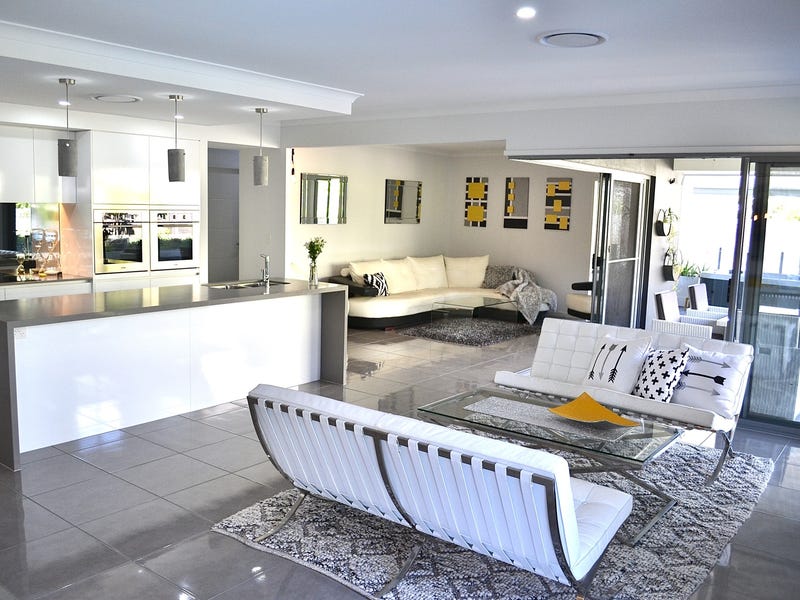 STYLISH MODERN HOME IDEAL LOCATION 2