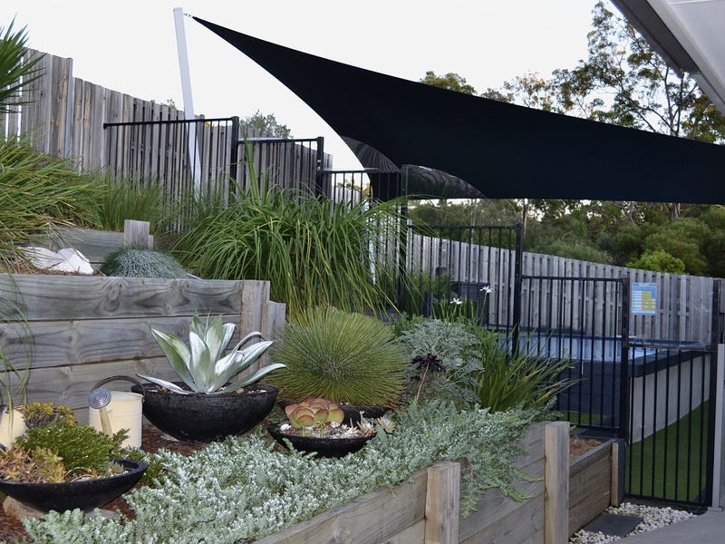 STYLISH MODERN HOME IDEAL LOCATION 3