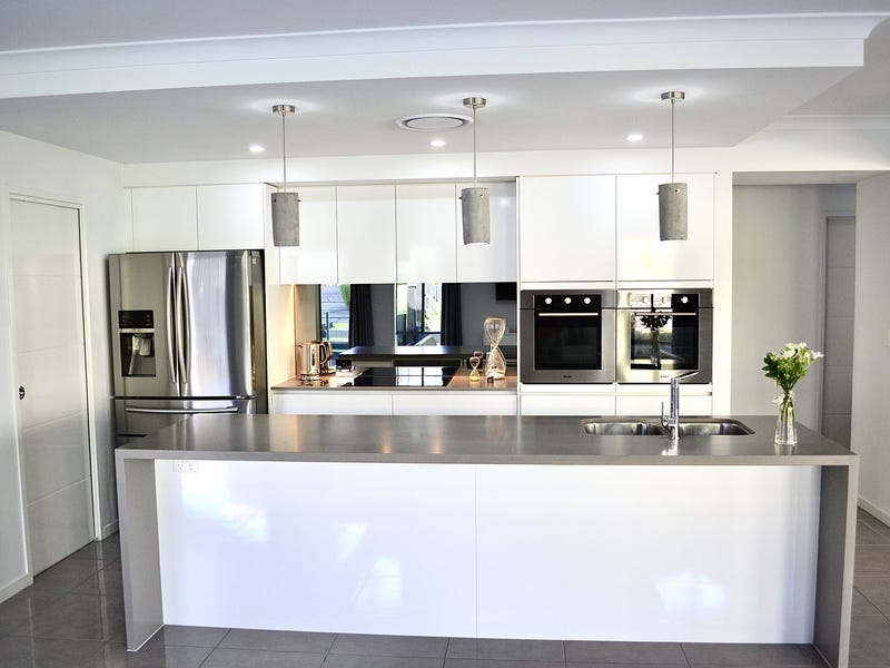 STYLISH MODERN HOME IDEAL LOCATION 8