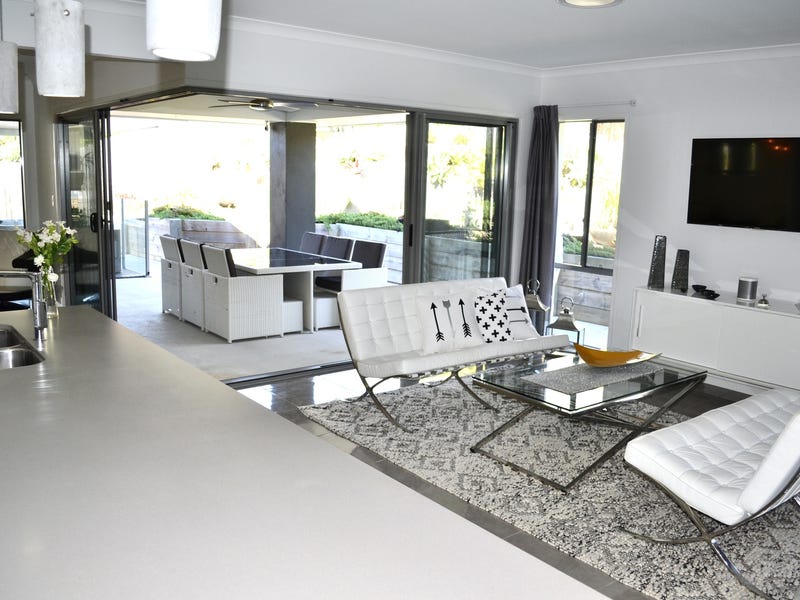 STYLISH MODERN HOME IDEAL LOCATION 9
