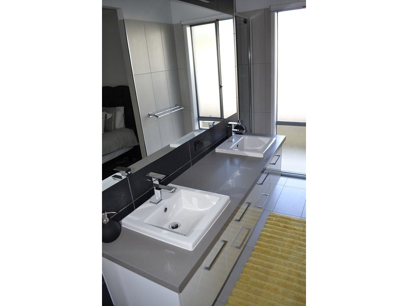 STYLISH MODERN HOME IDEAL LOCATION 16