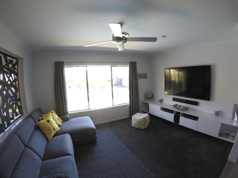 STYLISH MODERN HOME IDEAL LOCATION 18