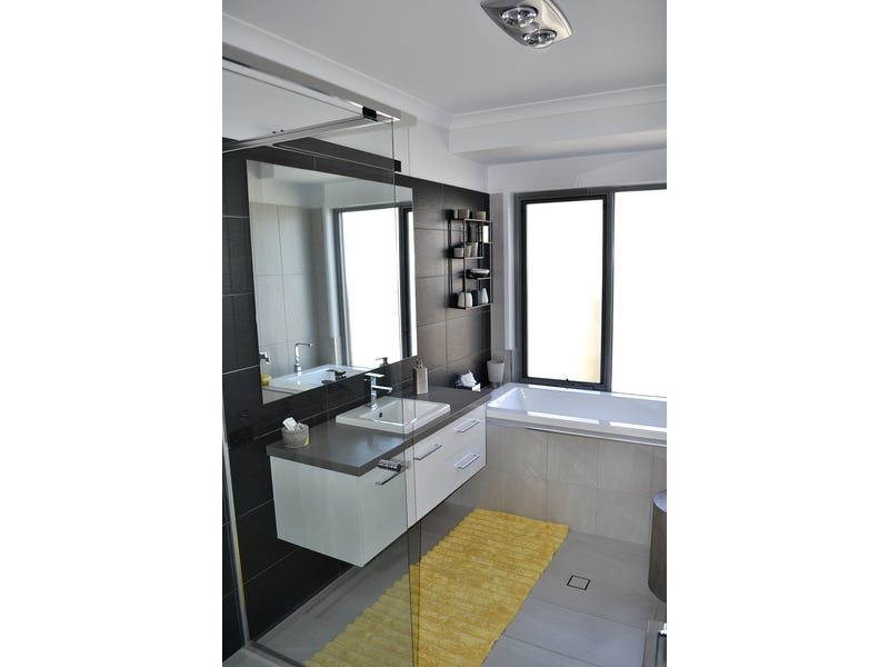 STYLISH MODERN HOME IDEAL LOCATION 21
