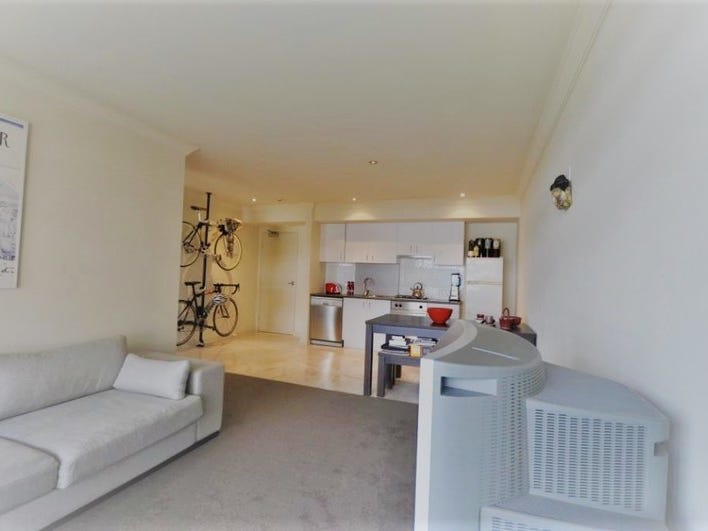 SOLD – Large one-bedroom apartment 4