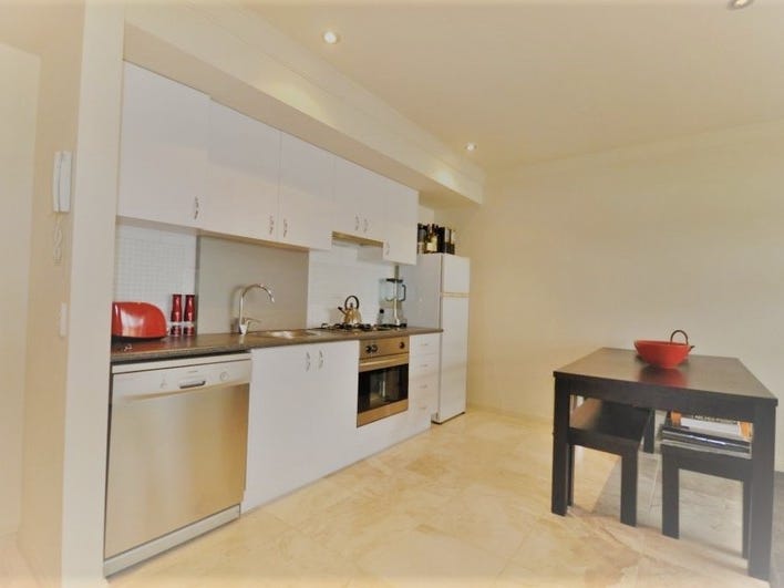 SOLD – Large one-bedroom apartment 6