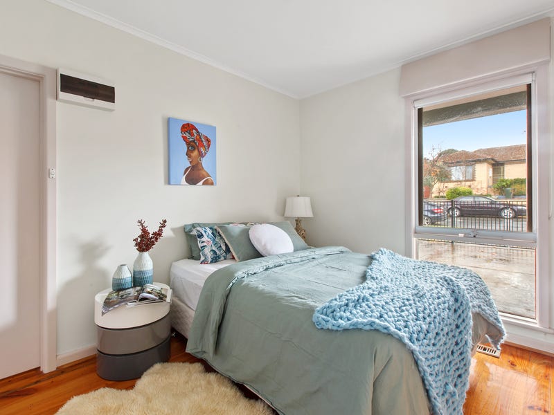 Walking distance to Chadstone Shopping Centre