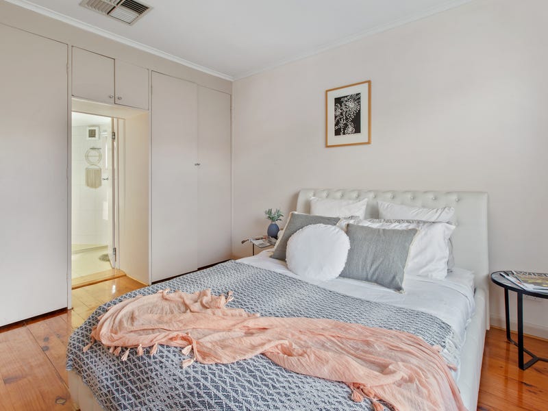 Walking distance to Chadstone Shopping 6