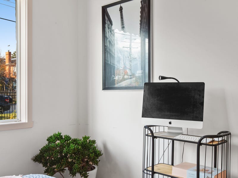 Walking distance to Chadstone Shopping 8