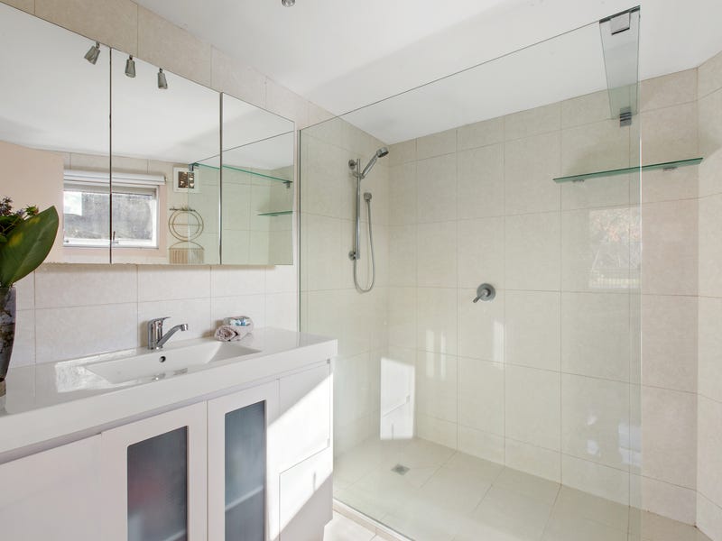 Walking distance to Chadstone Shopping 9