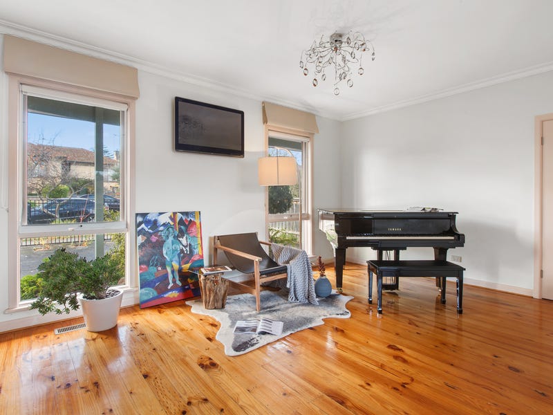 Walking distance to Chadstone Shopping 11