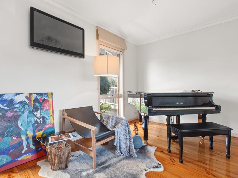 Walking distance to Chadstone Shopping 12