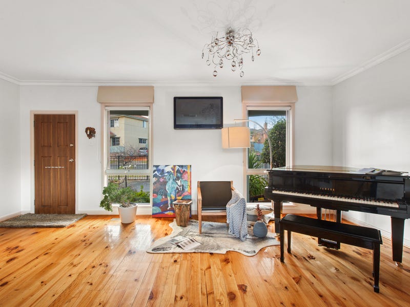 Walking distance to Chadstone Shopping 13