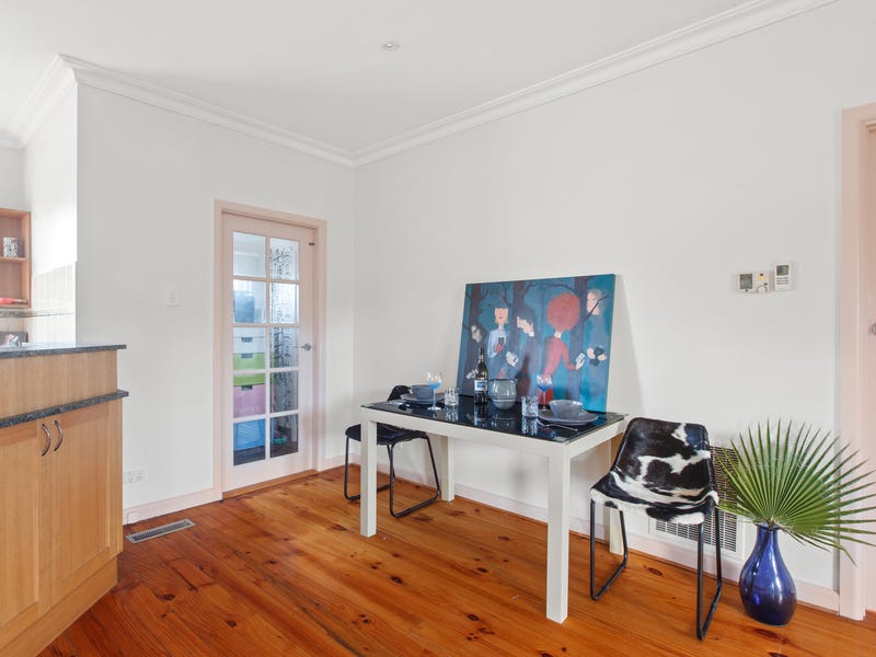 Walking distance to Chadstone Shopping 16