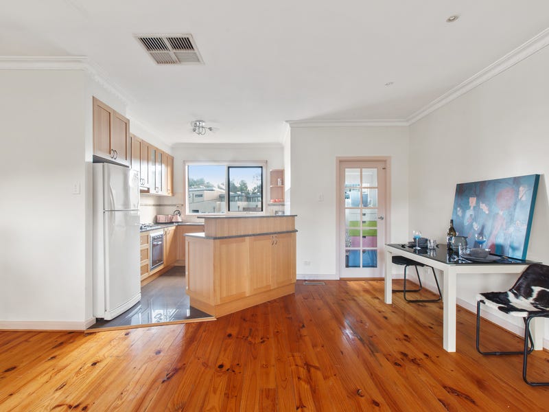Walking distance to Chadstone Shopping 18