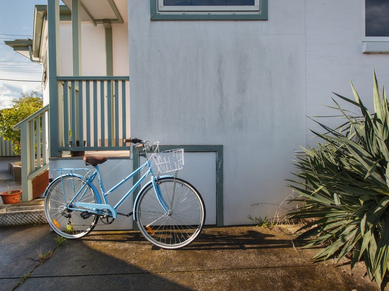 Walking distance to Chadstone Shopping 24