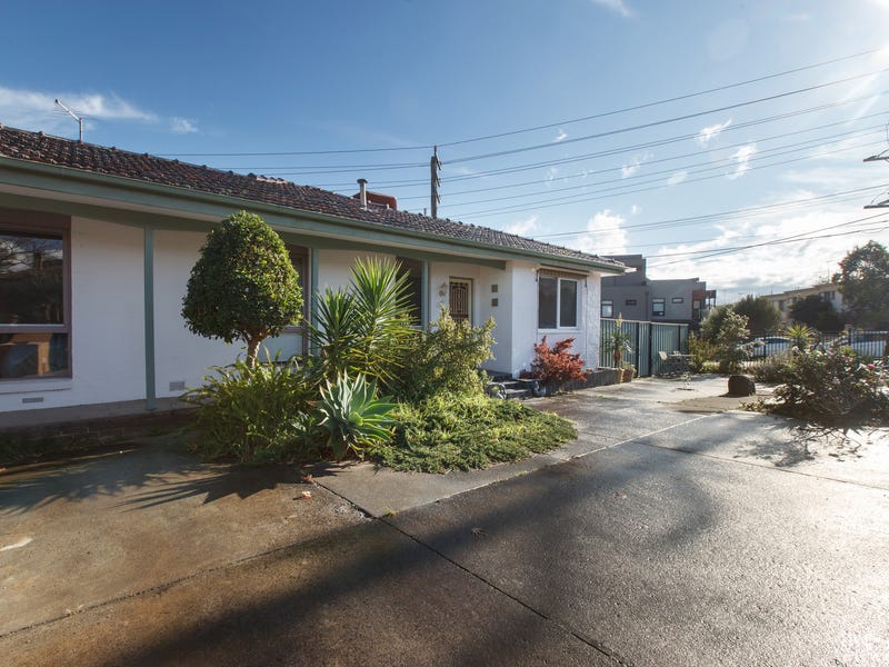 Walking distance to Chadstone Shopping 25