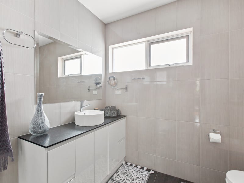 Walking distance to Chadstone Shopping 28