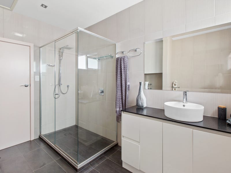 Walking distance to Chadstone Shopping 30