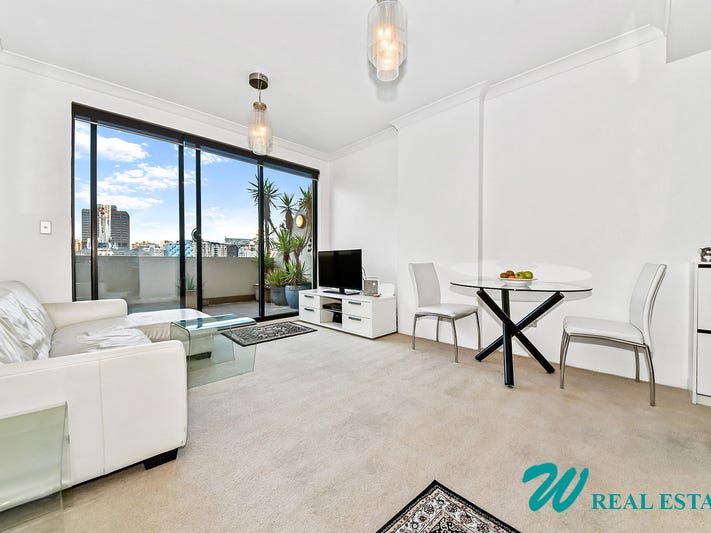 Stunning top-floor, north facing, 1 bedroom balcony-apartment;  resort facilities and parking!