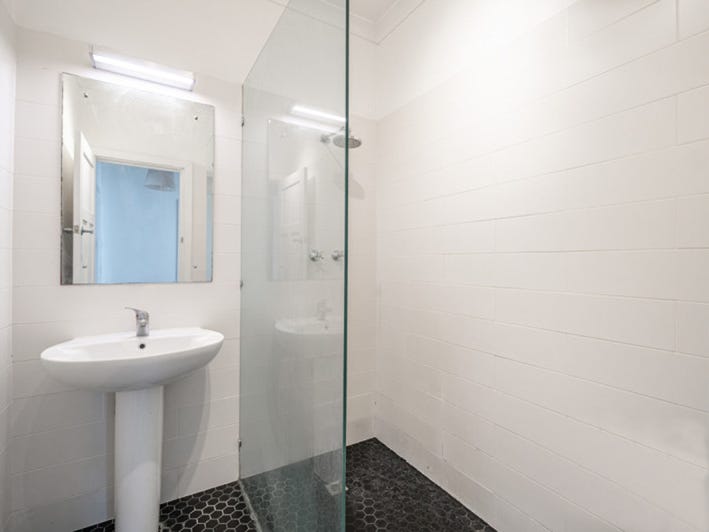 MULTI-UNIT DEVLOPMENT OPPORTUNITY – 698m2 10