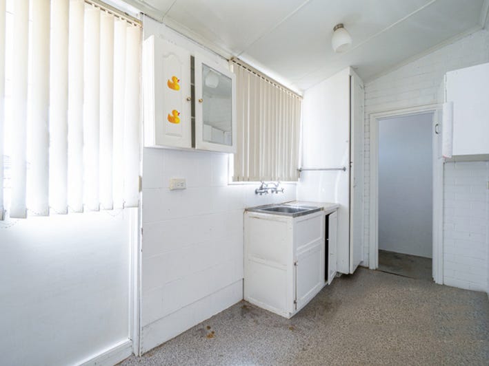 MULTI-UNIT DEVLOPMENT OPPORTUNITY – 698m2 12