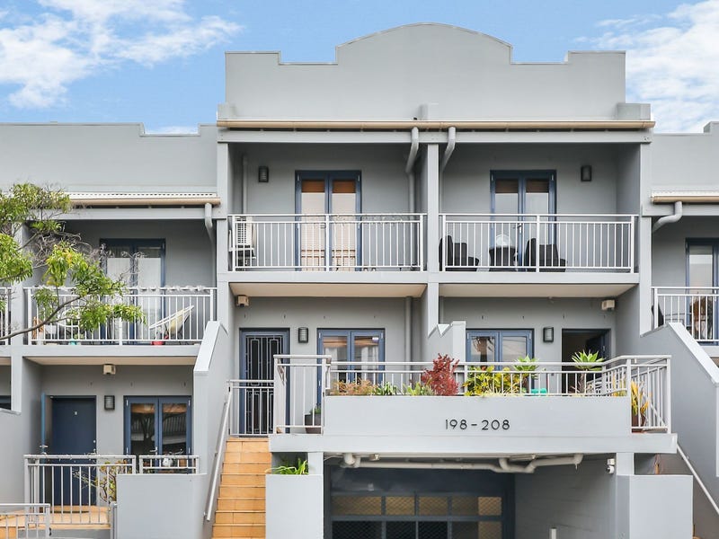 SPACIOUS, ENTERTAINER’S TERRACE-STYLE TOWN HOUSE